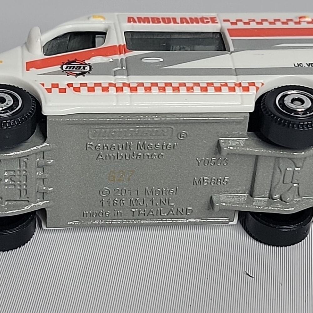 Matchbox Renault Master Ambulance Emergency Van White Diecast 2011 - Picture 6 of 7